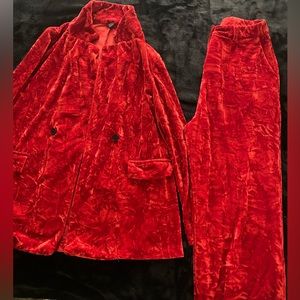 This set fits like a glove. It’s velvet material. The quality is assuring.